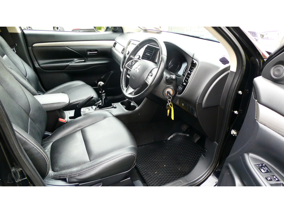 2015 Mitsubishi Outlander - image 9