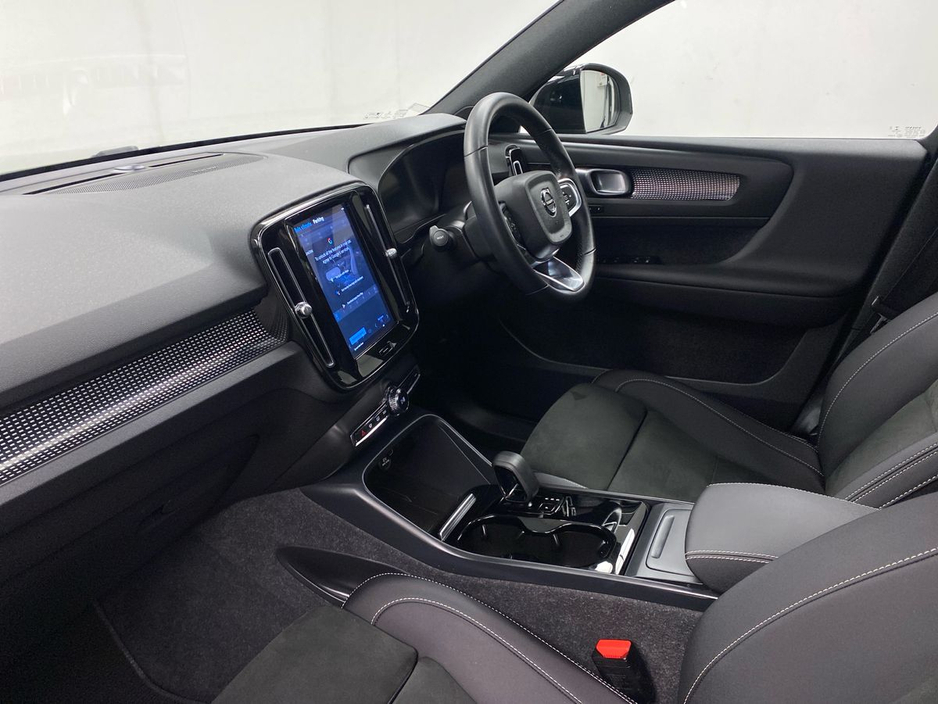 2022 Volvo XC40 - image 2
