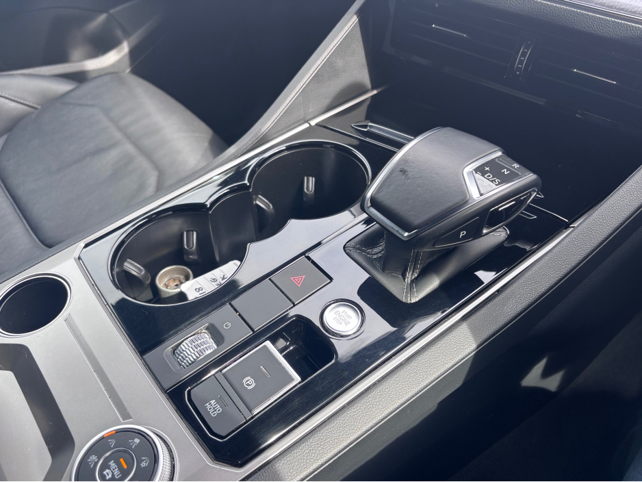 2018 Volkswagen Touareg - image 11