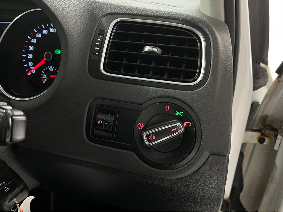 2014 Volkswagen Polo - image 31