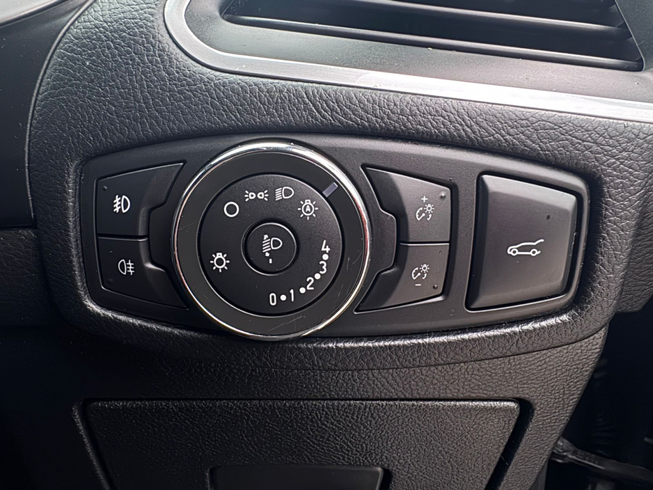 2017 Ford Galaxy - image 29