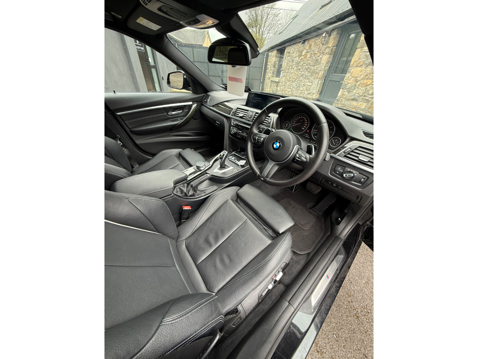 2017 BMW 3 Series - image 9