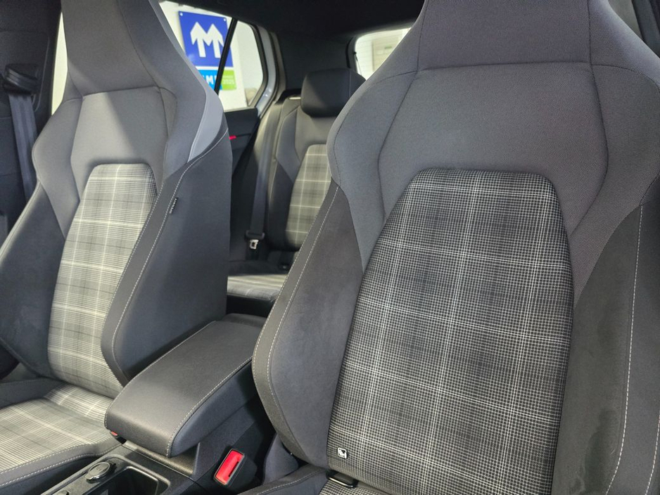 2024 Volkswagen Golf - image 9