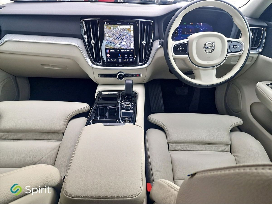 2025 Volvo V60 - image 4