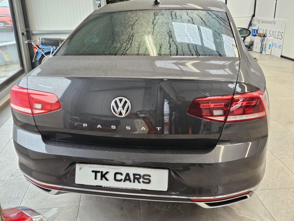 2020 Volkswagen Passat - image 5