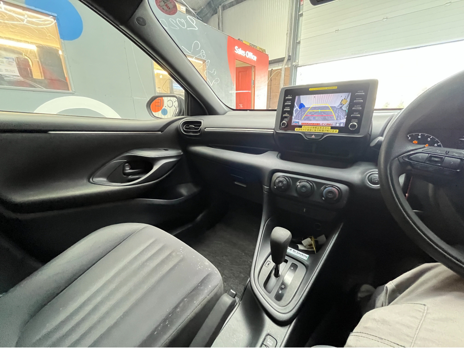 2020 Toyota Yaris - image 13