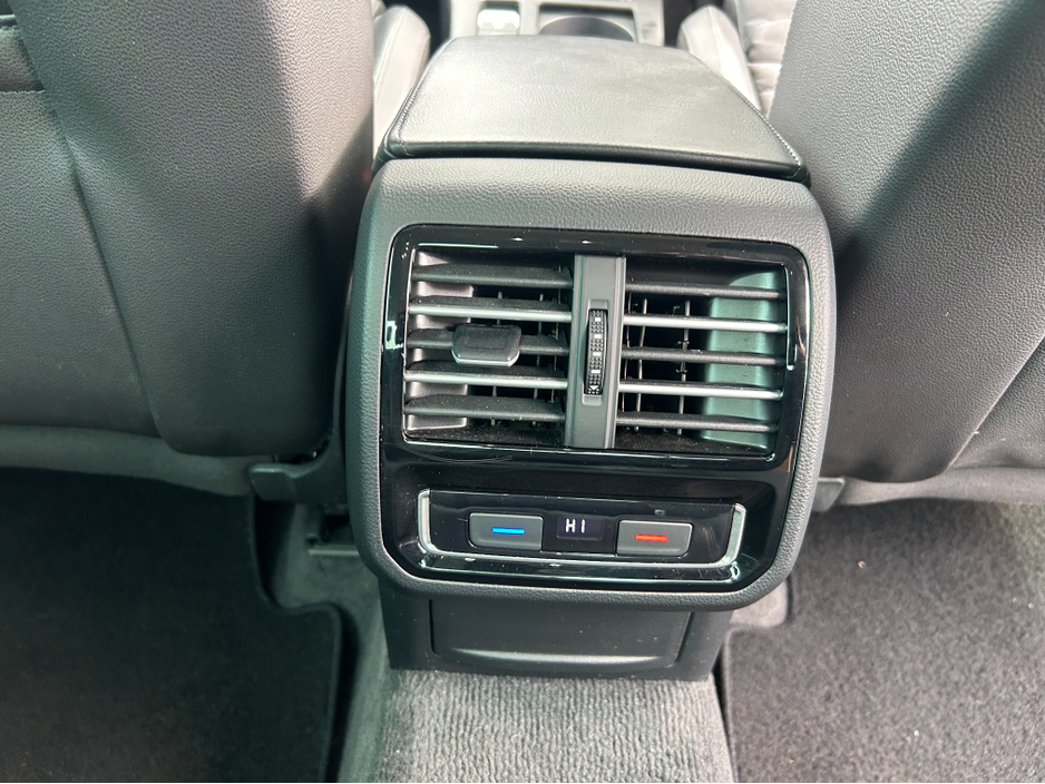 2015 Volkswagen Passat - image 12