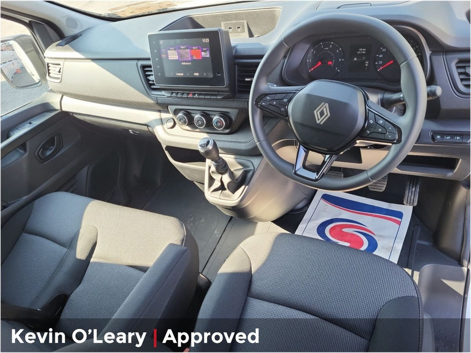 2026 Renault Trafic - image 2