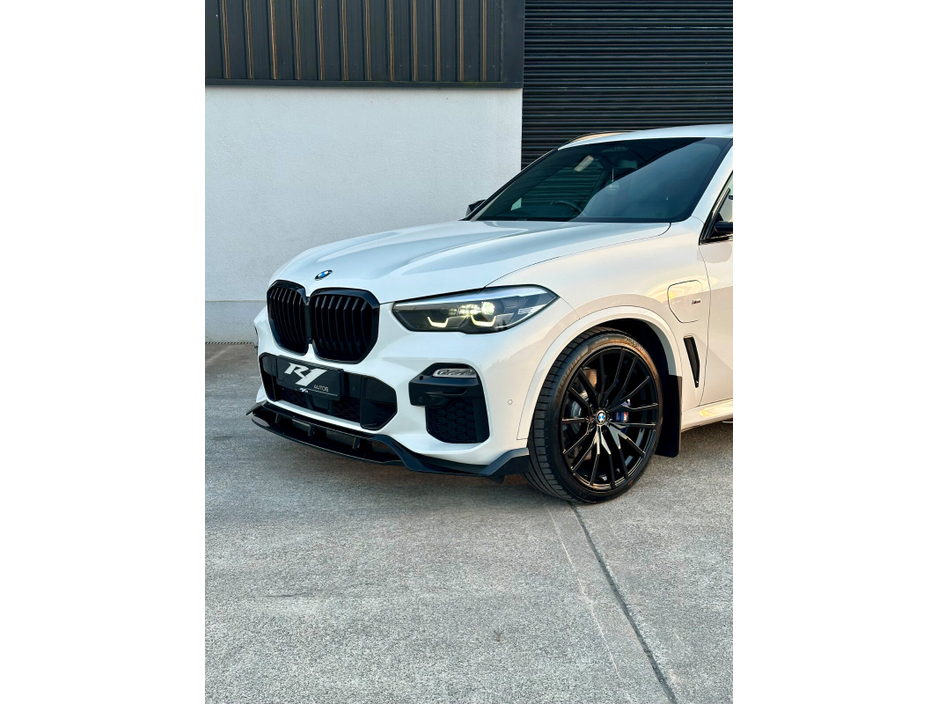 2020 BMW X5 - image 2