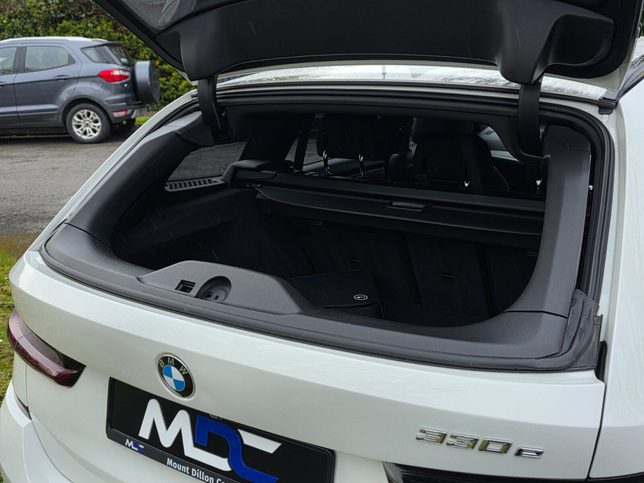 2021 BMW 3 Series - image 25