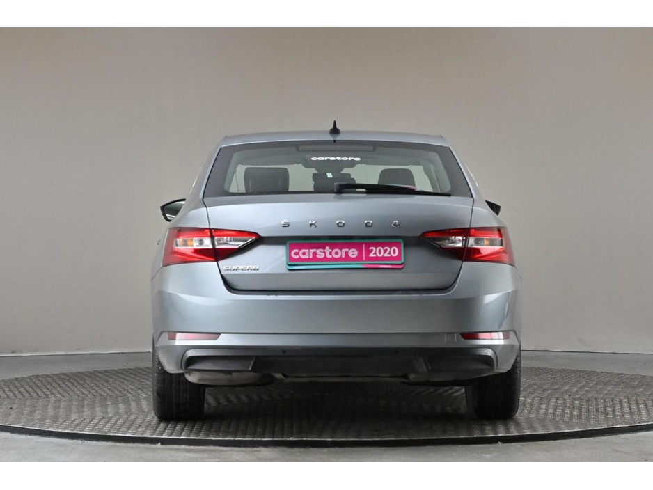 2020 Skoda Superb - image 8
