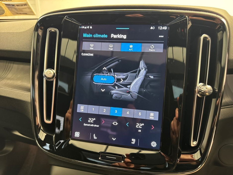 2023 Volvo XC40 - image 22