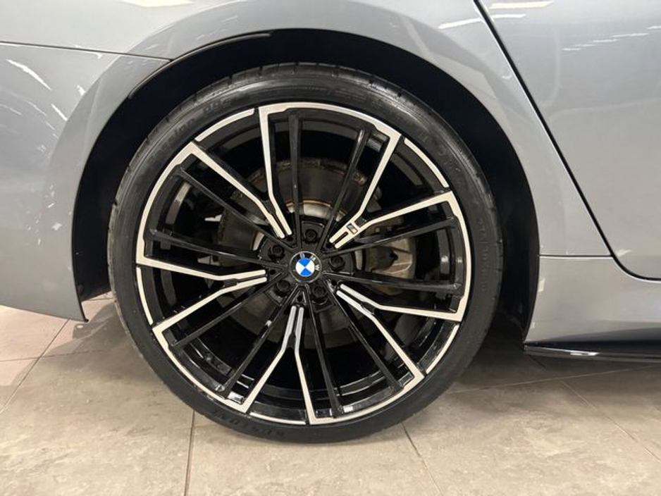 2018 BMW 5 Series - image 19