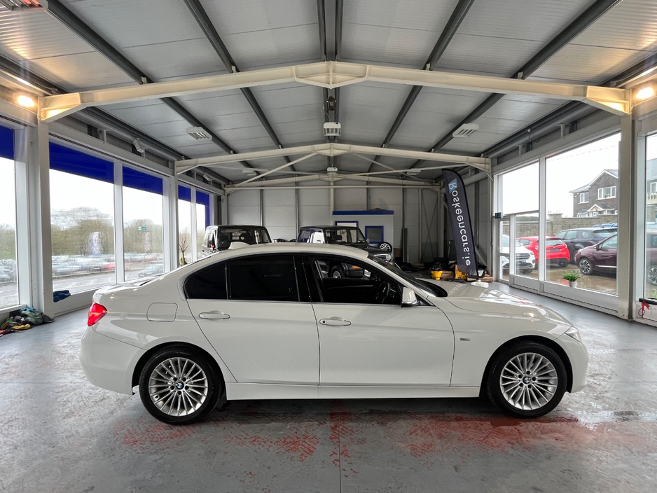 2017 BMW 3 Series - image 4