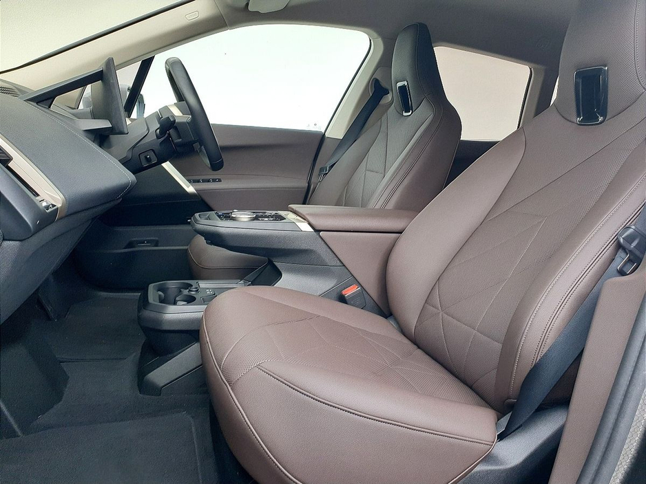 2022 BMW iX - image 7