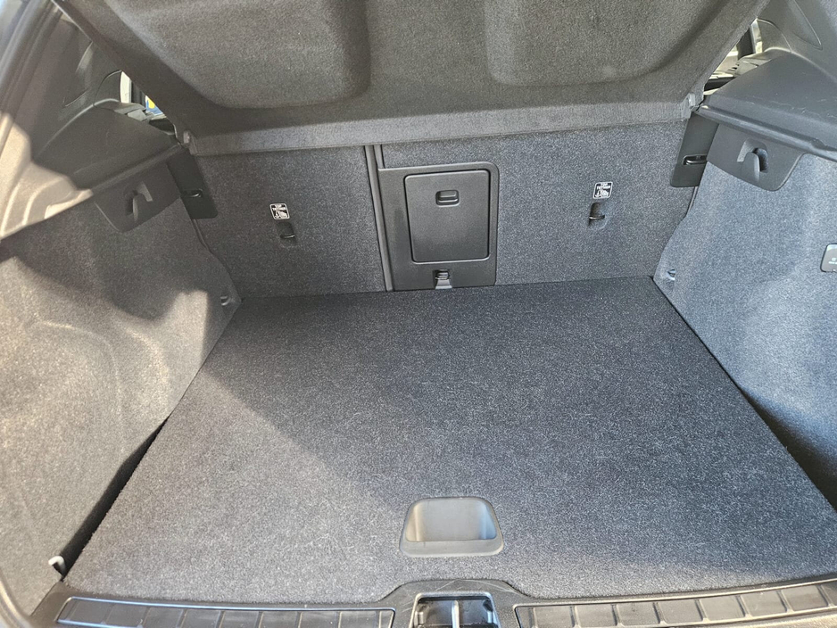 2023 Volvo XC40 - image 7