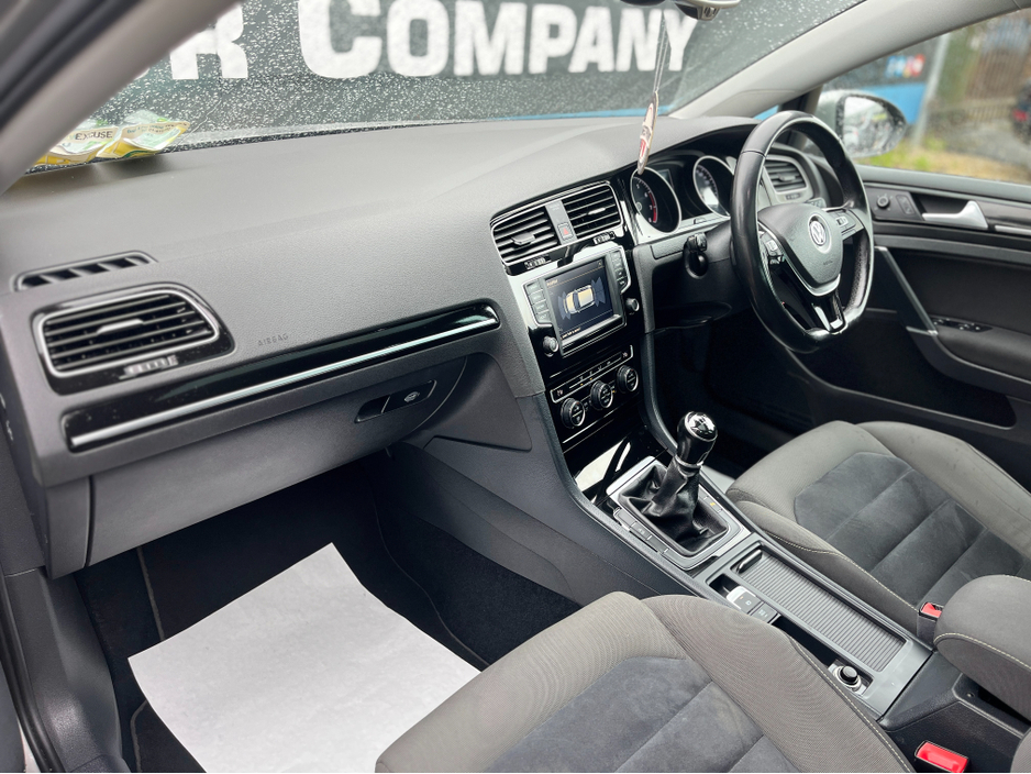 2015 Volkswagen Golf - image 9