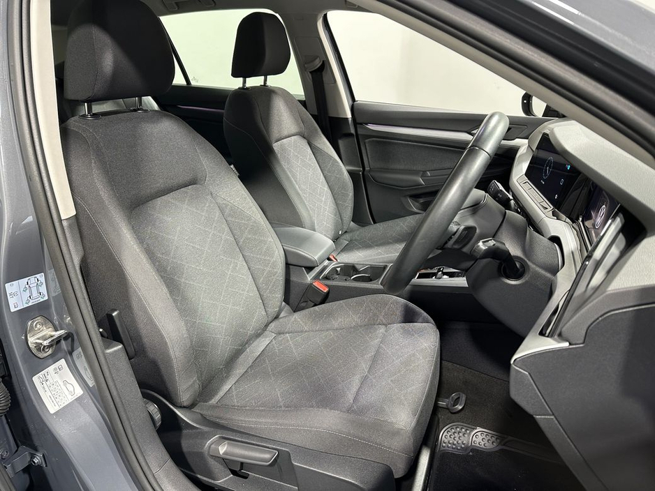 2023 Volkswagen Golf - image 8