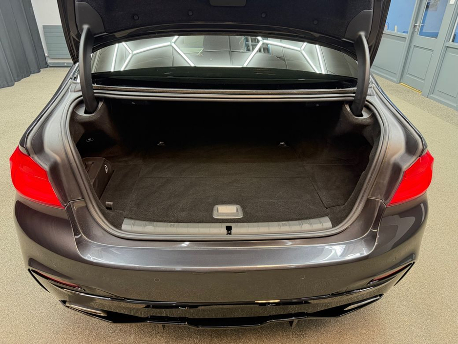 2019 BMW 5 Series - image 30