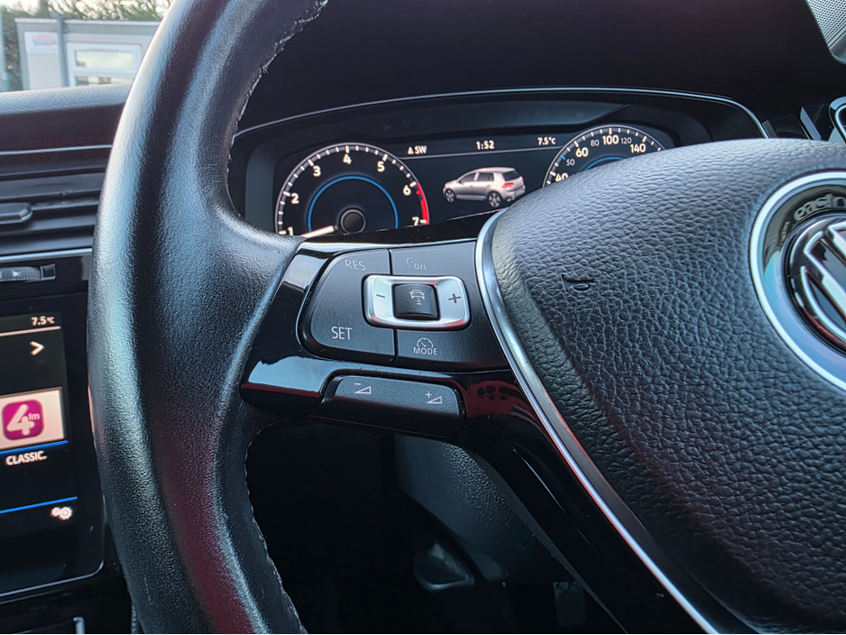 2017 Volkswagen Golf ( 172 REG LEATHER FULL LEATHER SEATS ELECTRIC MEMORY SEATS NAVI VIRTUAL CLOCKS ANDROID AUTO CARPLAY BLIND SPOT REAR TRAFFIC ASSIST ROAD SIGN RECOGNIZING LANE ASSIST LOW TAX BAND €17,500