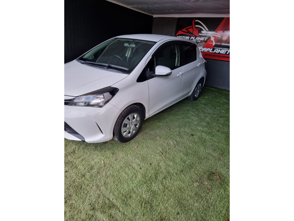 2014 Toyota Vitz - image 3