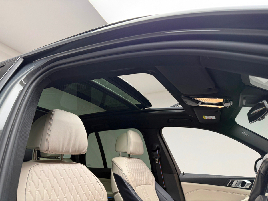 2023 BMW X5 - image 12