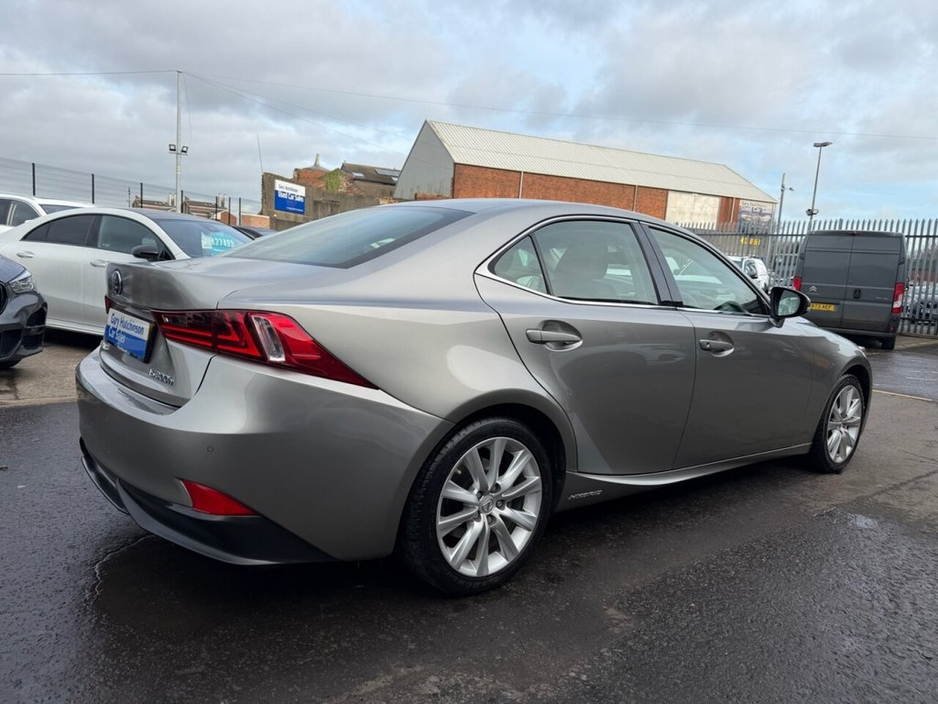 2016 Lexus IS 300 h - image 35