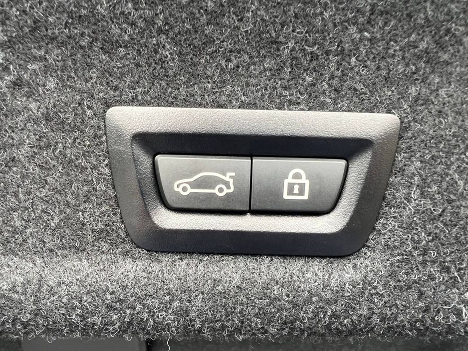 2022 BMW 3 Series - image 14