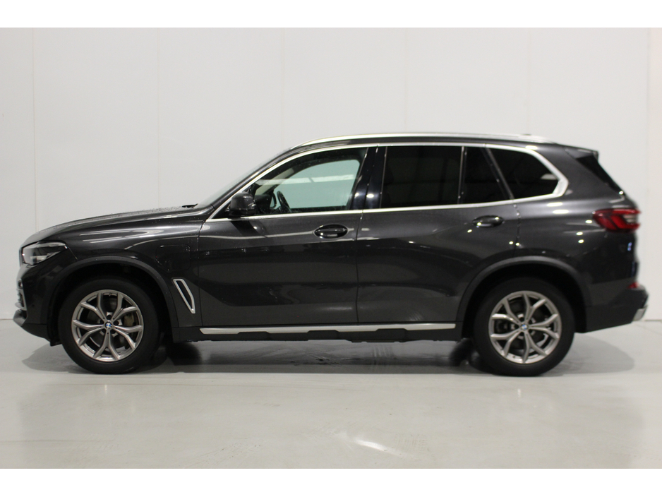 2020 BMW X5 - image 4