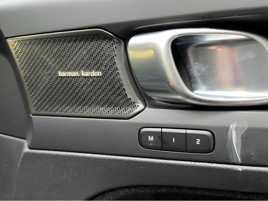 2023 Volvo XC40 - image 13