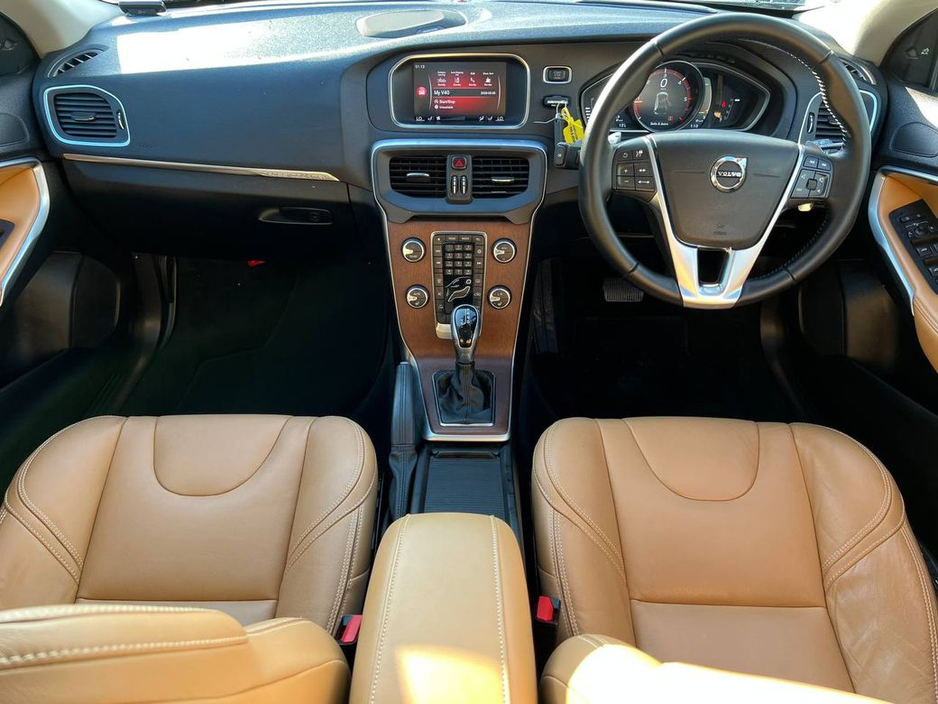 2019 Volvo V40 - image 11