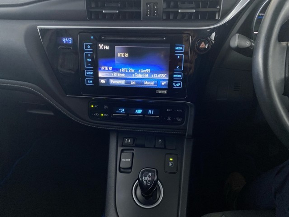 2016 Toyota Auris - image 11