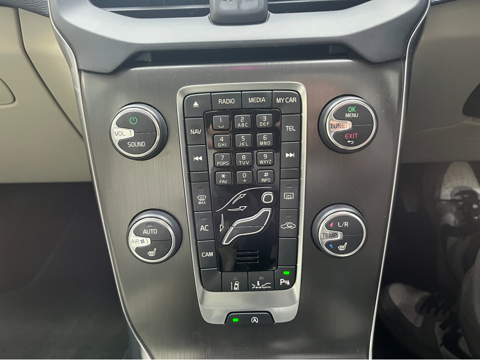 2015 Volvo V40 - image 18