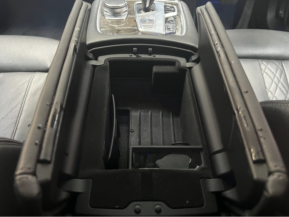 2016 BMW 7 Series - image 32