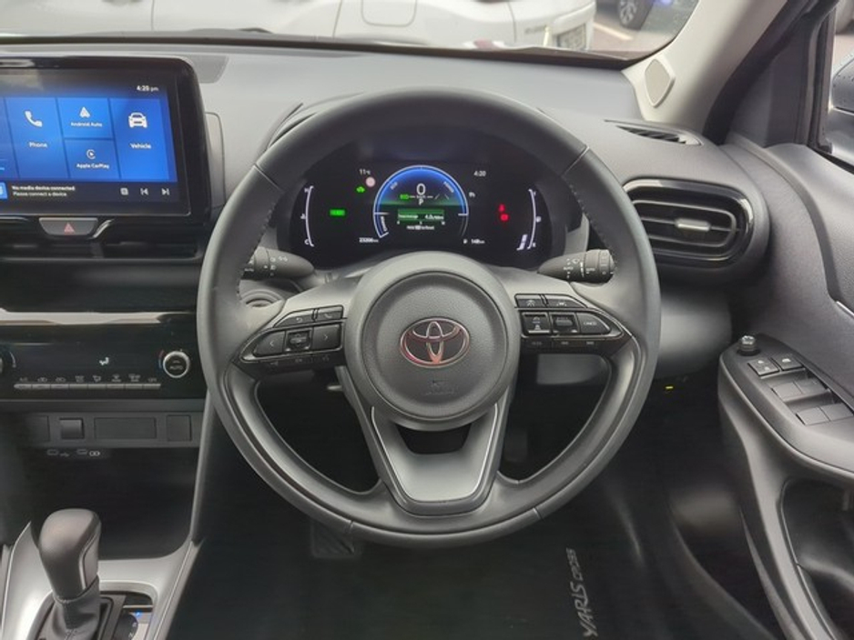 2025 Toyota Yaris Cross - image 9