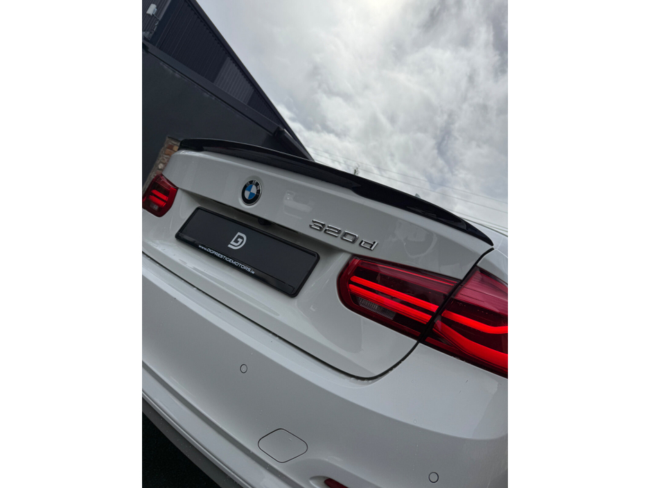 2017 BMW 3 Series - image 7