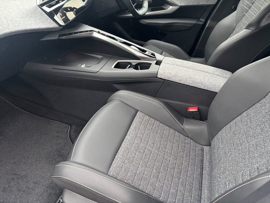 2025 Peugeot 5008 1.2 MHEV 145bhp E-DCS6 Allure €44,950