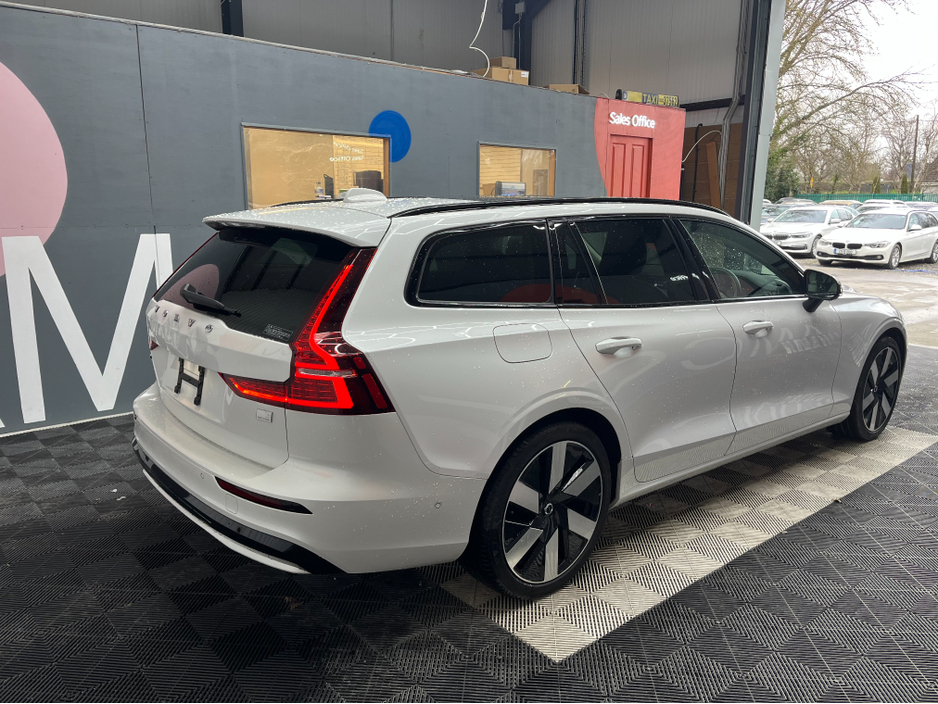 2024 Volvo V60 - image 2
