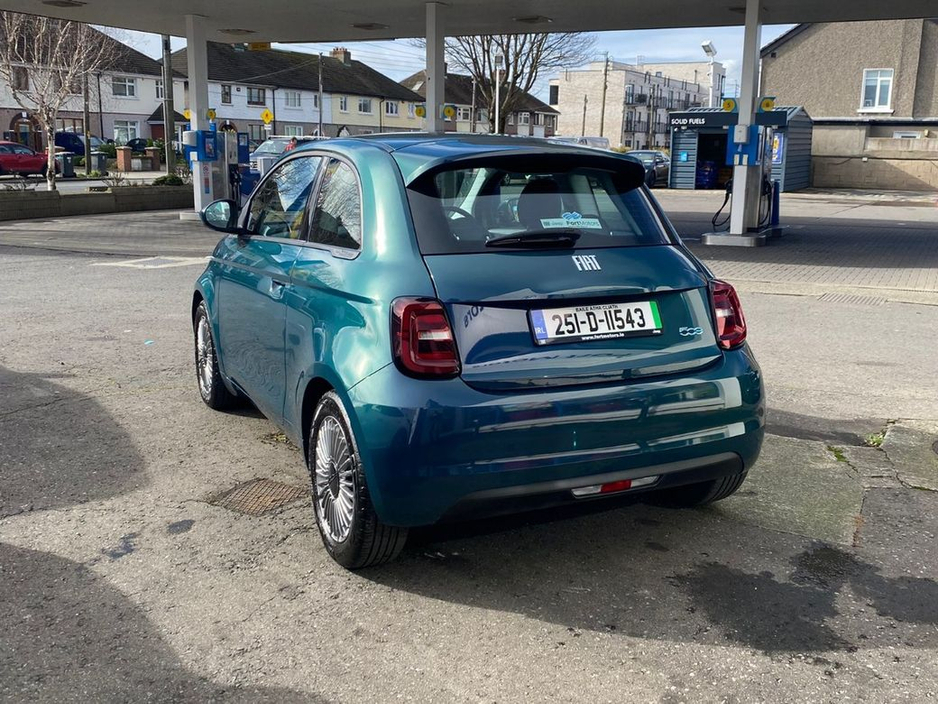 2025 Fiat 500e - image 9