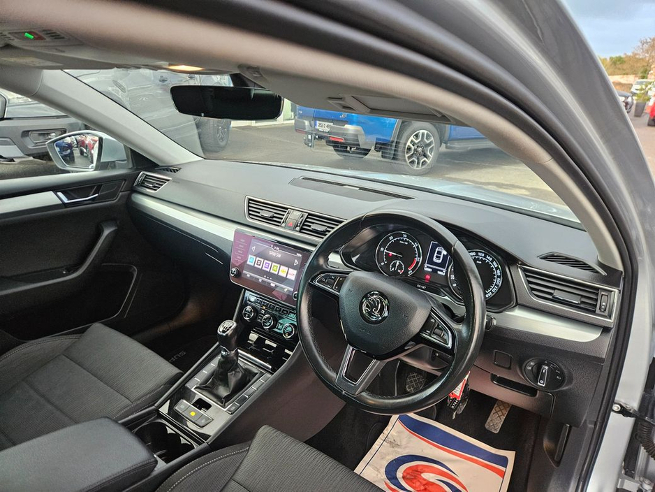 2019 Skoda Superb - image 8