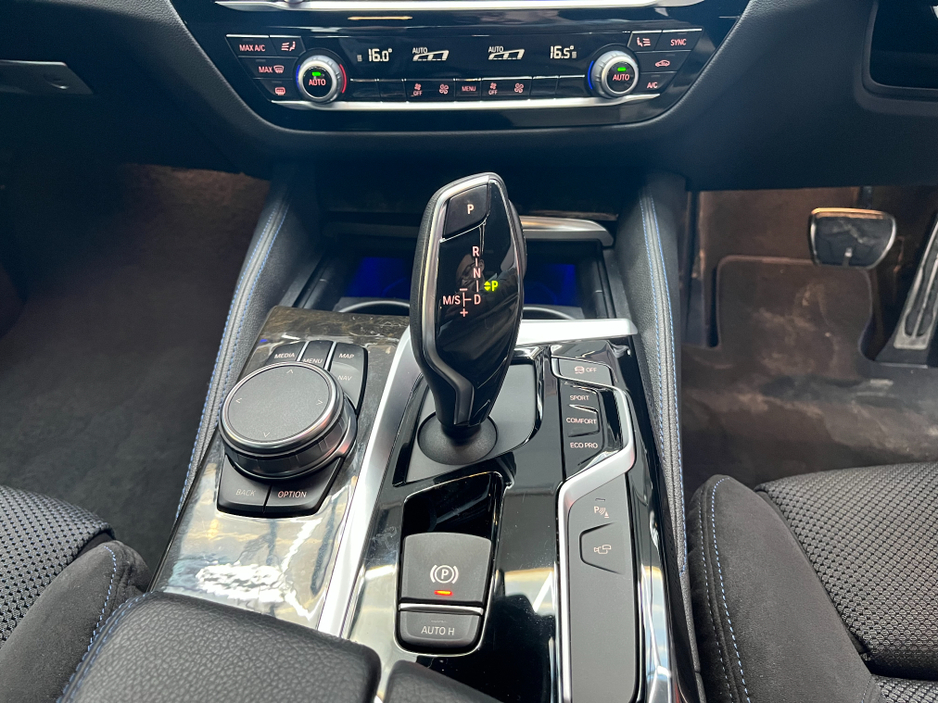 2018 BMW 5 Series 2018 523D M-SPORT 2.0 AUTOMATIC / CRUISE CONTROL / 360° PARKING CAMERA / ELECTRIC MEMORY SEATS / PADDLE SHIFTERS