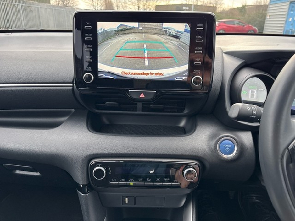 2021 Toyota Yaris - image 13