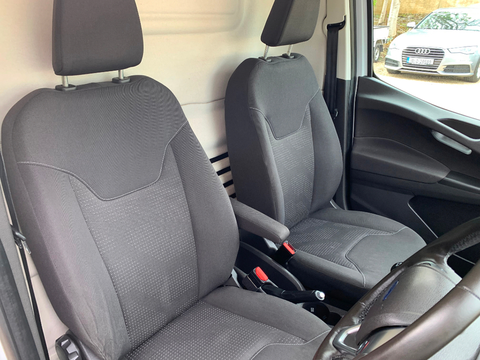2018 Ford Transit Courier - image 16