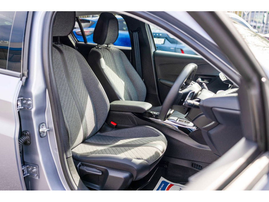 2025 Peugeot 208 - image 20