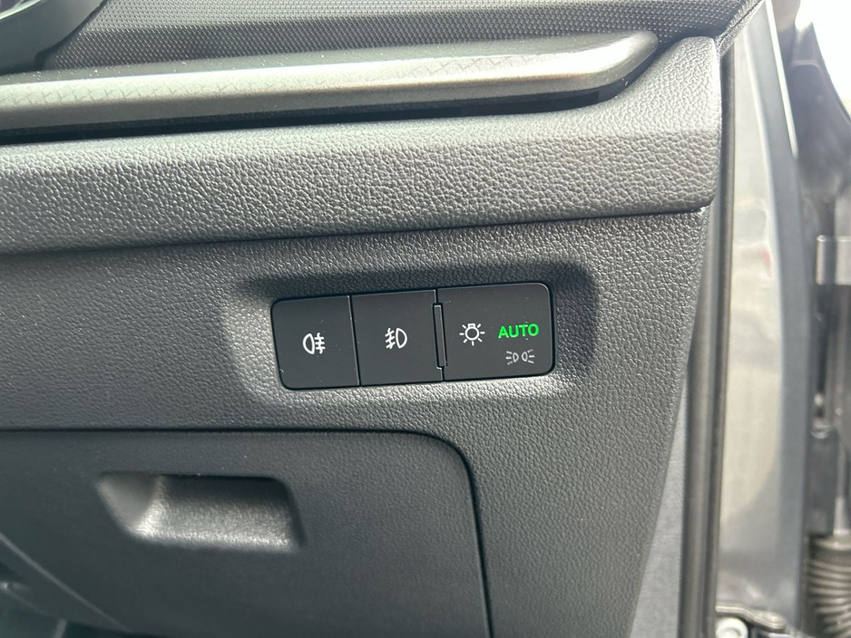 2022 Skoda Octavia - image 17