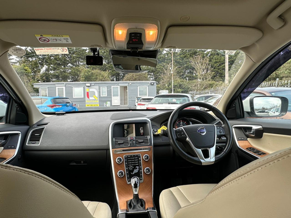 2017 Volvo XC60 - image 16