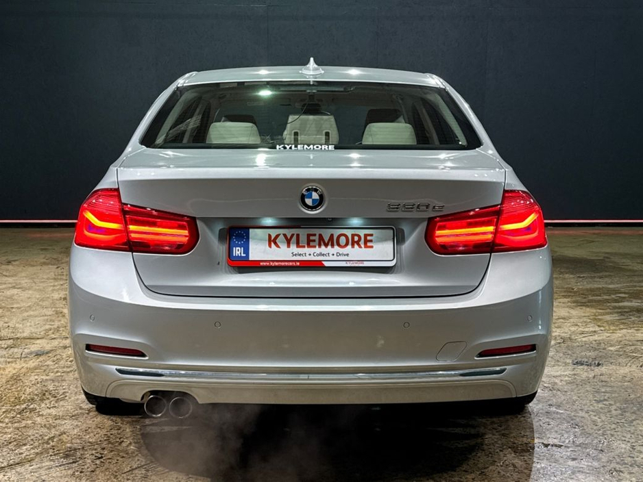 2016 BMW 3 Series - image 4