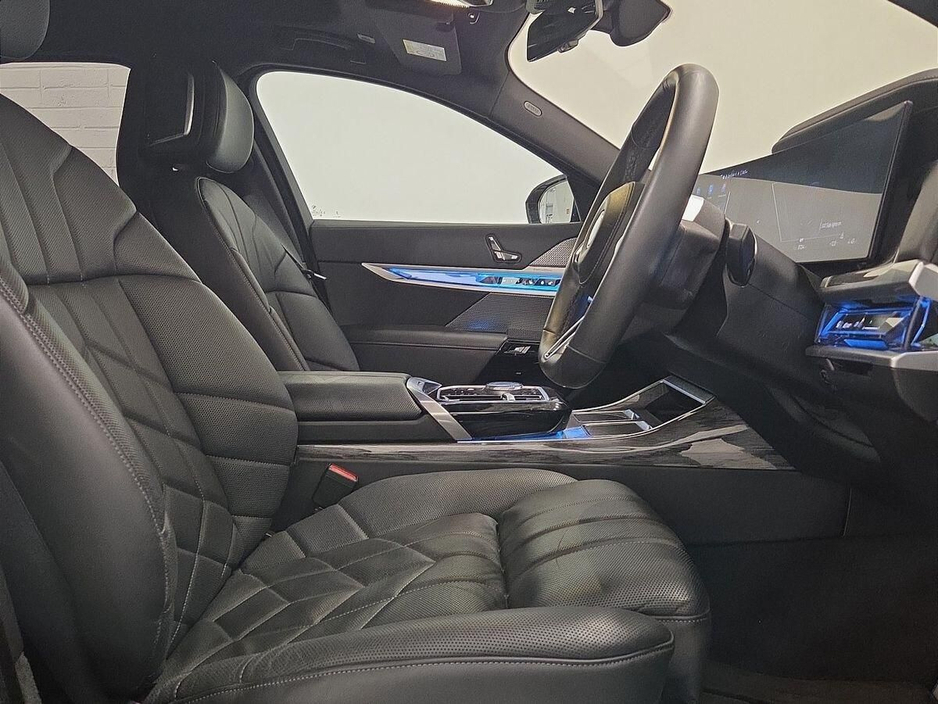2024 BMW i7 - image 12