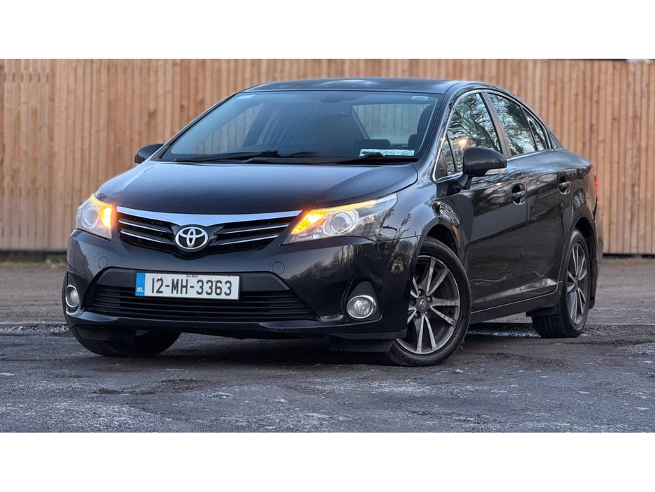 2012 Toyota Avensis - image 2