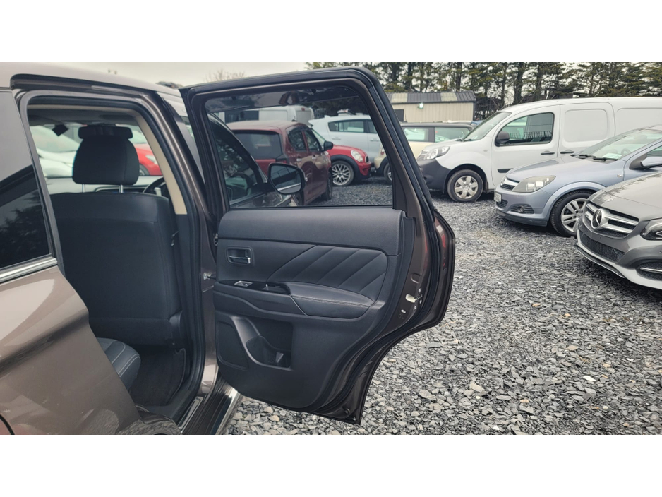 2017 Mitsubishi Outlander - image 11